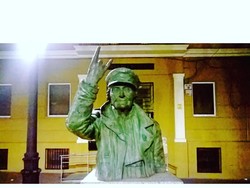 Patung Nenek Rocker yang Ikonik