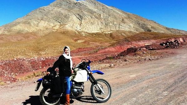 Foto: Wanita Inggris Solo Touring Motor di Iran