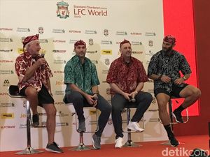 Berpakaian Batik Cirebon, 4 Mantan Pemain Liverpool Sapa Fans di Jakarta