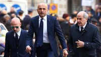 Pelatih Inter Milan Luciano Spalletti juga terlihat datang ke Basilica di Santa Croce. (Foto: Alessandro Bianchi/Reuters).