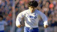 Tak ada lagi pemain Napoli yang memakai nomor punggung 10 setelah Diego Maradona meninggalkan klub itu. Maradona memberikan dua gelar Scudetto di kota Naples. (Allsport UK /Allsport)