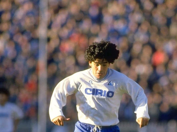 1985:  Diego Maradona of Napoli SSC in action during an Italian League match against Sampdoria UC at the Luigi Ferraris Stadium in Genoa, Italy. The match ended in a 0-0 draw. \ Mandatory Credit: Allsport UK /Allsport