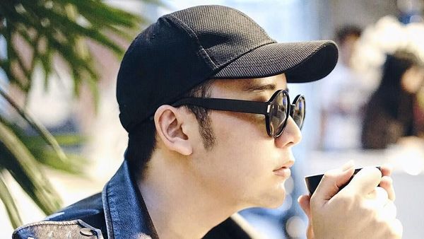 10 Foto Keseruan Rangga Mantan Personil SMASH Saat Nikmati Kopi dan Makan Enak