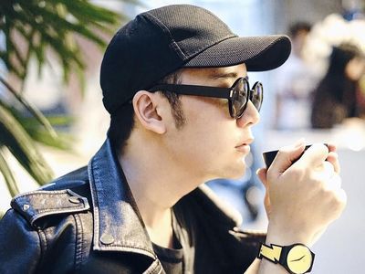 10 Foto Keseruan Rangga Mantan Personil SMASH Saat Nikmati Kopi dan Makan Enak