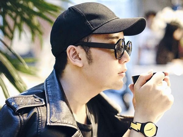 10 Foto Keseruan Rangga Mantan Personil SMASH Saat Nikmati Kopi dan Makan Enak