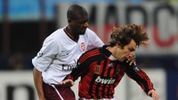 Andrea Pirlo (kanan) mendapat kawalan ketat dari pemain Arsenal. (Foto: Shaun Botterill/Getty Images)