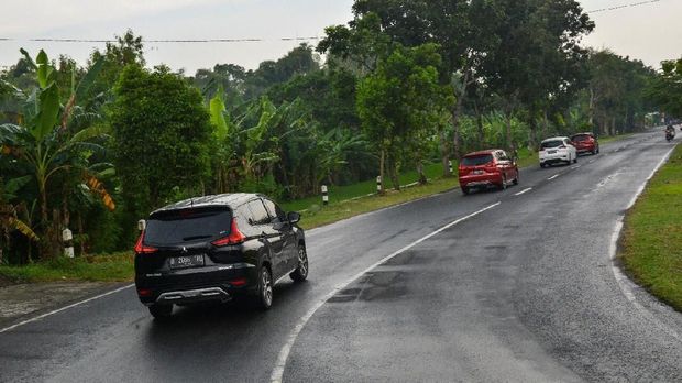 Xpander melintasi berbagai kontur jalan selama uji coba berlangsung.