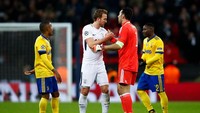 Pelukan Buffon untuk Kane. Penghiburan kiper 40 tahun itu untuk Kane usai Spurs tersingkit dari Liga Champions. (Foto: Julian Finney/Getty Images)
