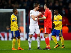 Pelukan Buffon untuk Kane. Penghiburan kiper 40 tahun itu untuk Kane usai Spurs tersingkit dari Liga Champions. (Foto: Julian Finney/Getty Images)
