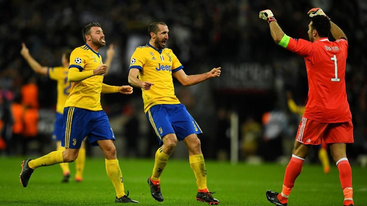 Gianluigi Buffon menyerahkan ban kapten Juventus ke Giorgio Chiellini (tengah). (Foto: Dylan Martinez/Reuters)