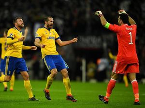 Buffon Serahkan Ban Kapten Juventus ke Chiellini
