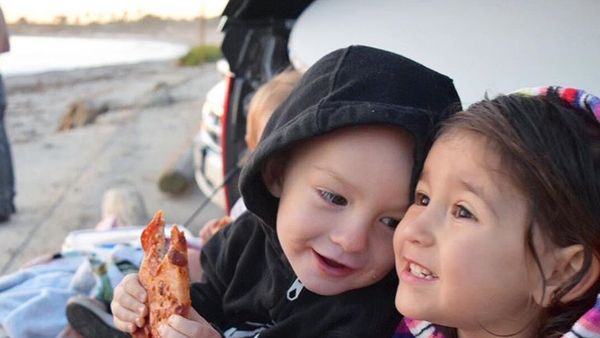 Tingkah Menggemaskan Anak-anak Saat Makan Pizza