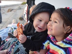 Tingkah Menggemaskan Anak-anak Saat Makan Pizza