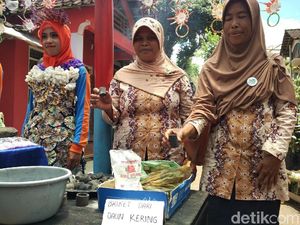 Warga Lereng Sumbing Buat Briket dari Sampah Daun Cengkih
