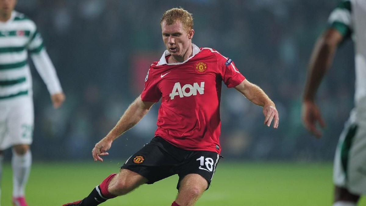 Paul Scholes membuat umpan aduhai saat tampil dalam laga testimonial untuk Vincent Kompany (Shaun Botterill/Getty Images)