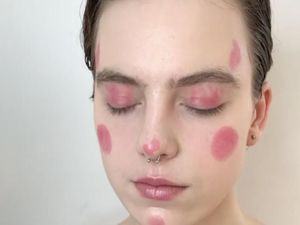 Awalnya Seperti Badut, Siapa Sangka Makeup Ini Jadi Cantik Hingga Viral