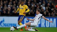 Juventus meminta penalti setelah Jan Vertonghen menjatuhkan Douglas Costa di area terlarang. Namun, wasit tak menganggapnya sebagai sebuah pelanggaran. Foto: Andrew Couldridge/Action Images via Reuters