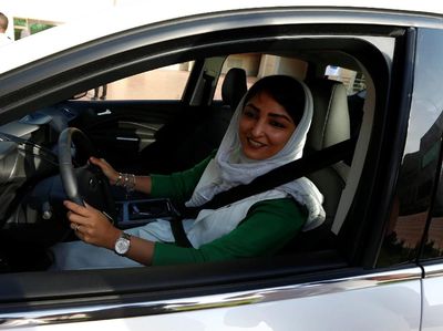 Wajah Bahagia Perempuan Saudi Saat Latihan Menyetir Mobil