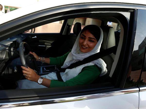 Wajah Bahagia Perempuan Saudi Saat Latihan Menyetir Mobil