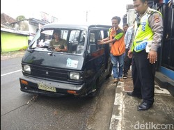 Pria Bersenjata Palu dan Pedang Samurai Rusak Angkot di Sukabumi