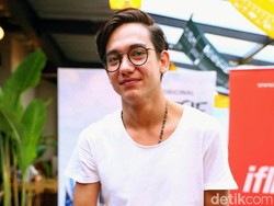 Adipati Dolken Soal Jadi Orang Ketiga Dilan dan Milea