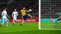 Pada babak kedua, tepatnya di menit ke-64, Higuain menyamakan kedudukan menjadi 1-1 setelah sontekannya mengecoh Hugo Lloris. Foto: Julian Finney/Getty Images