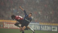 Nomor 6 AC Milan milik bek sekaligus kapten legendaris Franco Baresi juga tak lagi dipakai. (David Rogers/Allsport)