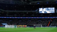 Sebelum kick-off, dilakukan prosesi mengheningkan cipta untuk menghormati mendiang Davide Astori yang meninggal pada akhir pekan lalu. Foto: Andrew Couldridge/Action Images via Reuters