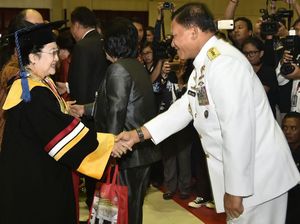 Megawati Terima Gelar Doktor Honoris Causa dari IPDN Megawati Terima Gelar Doktor Honoris Causa dari IPDN