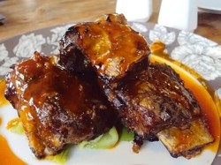 Pakai Nasi Hangat, Enaknya Makan Iga Bakar yang Empuk Berempah di Sini