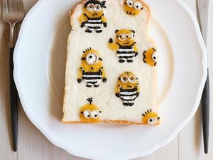 Kreatif! Roti Panggang Ini Dihiasi dengan Bunga hingga Minion Lucu