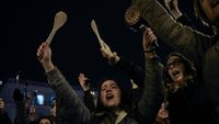 Foto: Demo Bawa Panci di Spanyol di Hari Perempuan Internasional