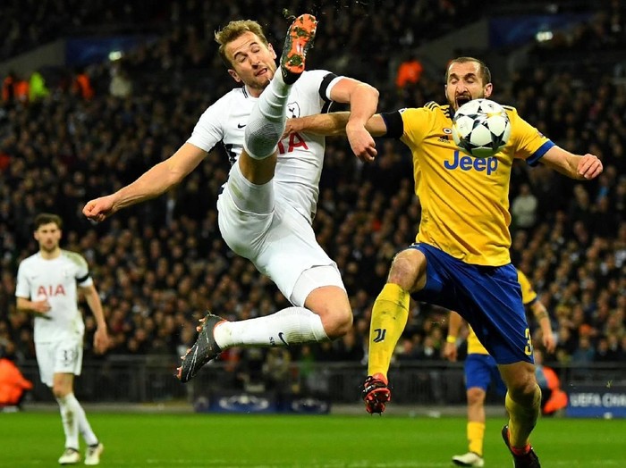 Tottenham Didepak Juventus, Ada Fans Kibarkan Jersey Arsenal di Wembley