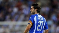 Mantan kapten Espanyol, Daniel Jarque, meninggal karena serangan jantung pada 2008. Nomor 21 miliknya sempat dipensiunkan oleh Espanyol sebelum dipakai lagi. Jarque sempat memakai nomor 27. (Jasper Juinen/Getty Images)
