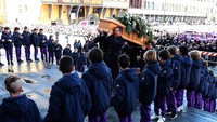 Jenazah Astori tiba di Basilica di Santa Croce di kota Florence, Kamis (8/3/2018), yang menjadi tempat peristirahatan abadinya. (Foto: Gabriele Maltinti/Getty Images)