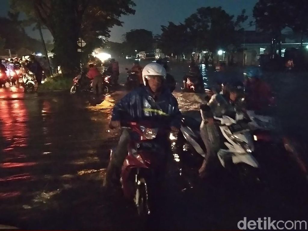 Banjir Landa Bandung Timur Berimbas Kemacetan di Sejumlah Titik Banjir Landa Bandung Timur Berimbas Kemacetan di Sejumlah Titik