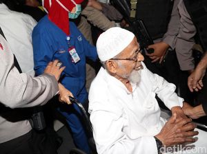 Saksi Bom Thamrin Sebut Baasyir Masuk ISIS karena Abdurrahman Saksi Bom Thamrin Sebut Baasyir Masuk ISIS karena Abdurrahman