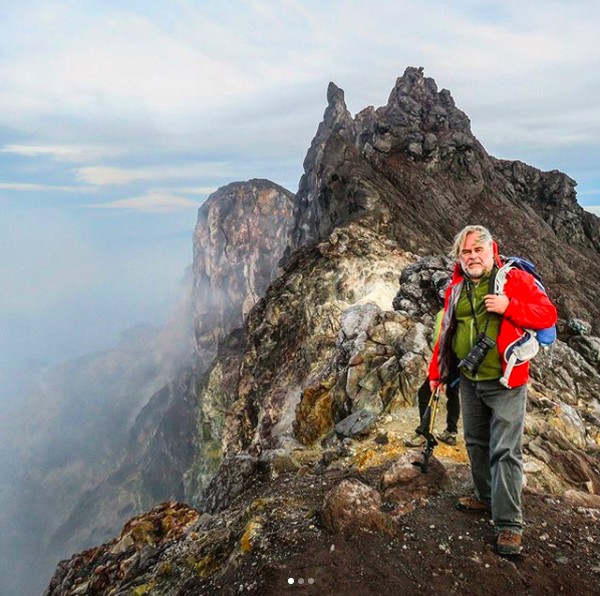 Ada tujuh gunung berapi yang berhasil ditaklukan Eugene, mulai dari Merapi, Arjuno, Welirang, Kembar, Bromo, Ijen, Kelimutu. Padahal umurnya sudah di angka 52. Foto: instagram.com/e_kaspersky