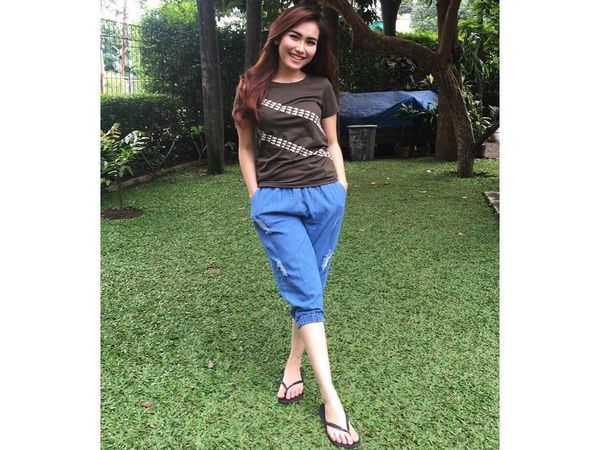 Ayu Ting Ting Hingga Isyana, Intip Gaya Santai Selebriti Pakai Sandal Jepit