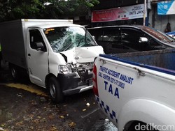 Mobil Boks Tabrak dan Seret Penjual Rujak di Pasar Legi Solo