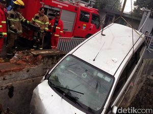 Polisi Duga Sopir Mobil Masuk Sungai di Bandung Mengantuk