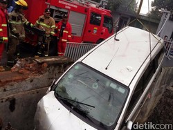 Polisi Duga Sopir Mobil Masuk Sungai di Bandung Mengantuk