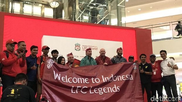 Berpakaian Batik, Empat Mantan Pemain Liverpool Sapa Jakarta