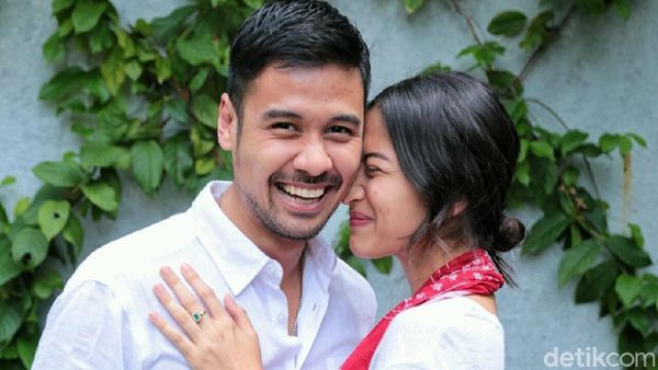 Happy Couple! Wajah Bahagia Chicco Jerikho dan Putri Marino