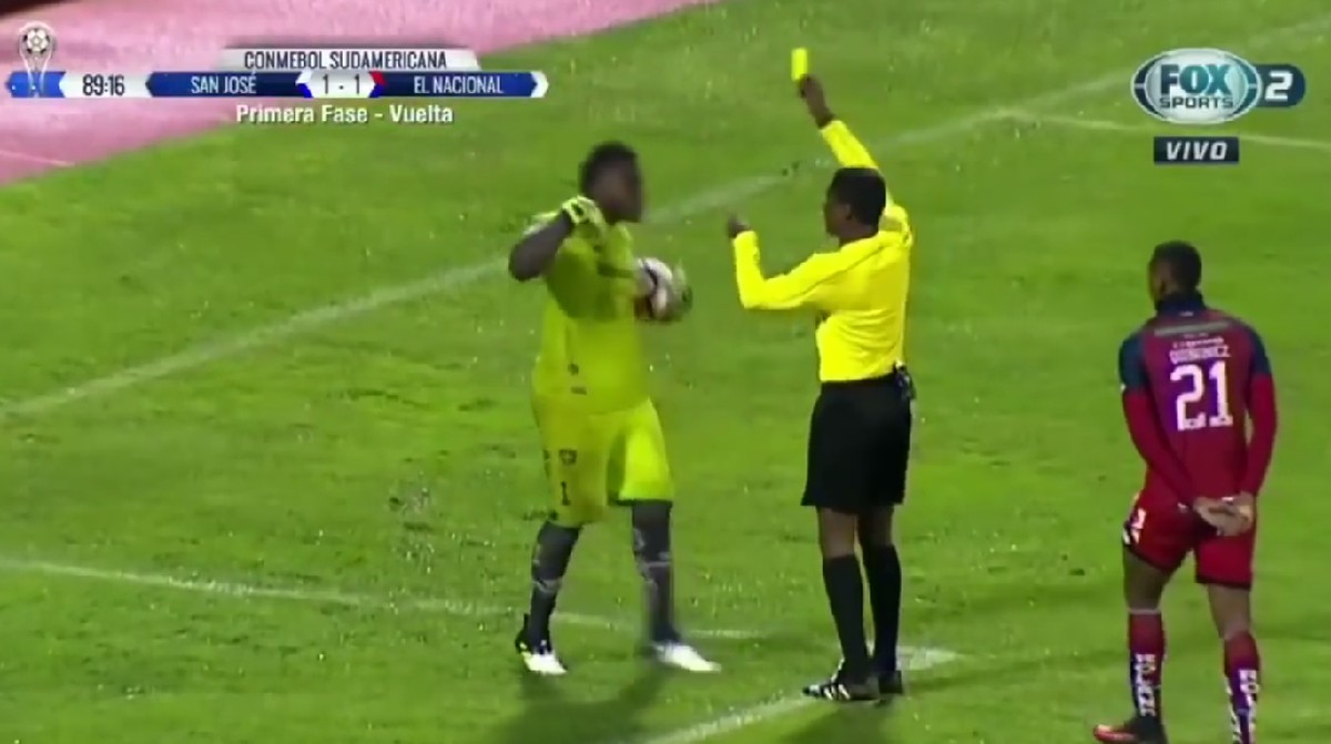 Demi mengulur waktu, kiper Johan Padilla jatuh usai dicolek wasit (Foto: Screenshot Youtube)