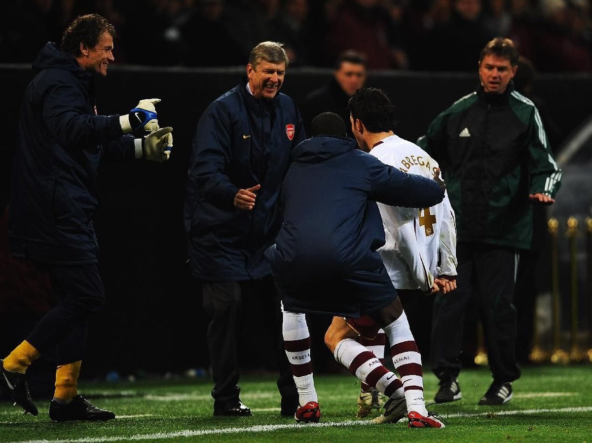 Manajer Arsenal, Arse Wenger, merayakan kemenangan atas AC Milan di Liga Champions 2007/2008. (Foto: Shaun Botterill/Getty Images)