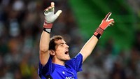 Kemudian Capello juga pernah melatih Iker Casillas sewaktu melatih Real Madrid. Sama seperti Buffon, Casillas adalah kiper pemenang Piala Dunia dan sukses di level klub bersama Los Blancos. (Foto: Justin Setterfield/Getty Images)
