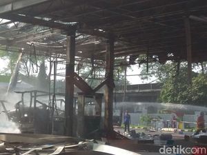 7 Mobil PMK Padamkan Kebakaran SPBU di Kawasan Industri SIER 7 Mobil PMK Padamkan Kebakaran SPBU di Kawasan Industri SIER