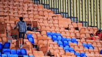 Selain merenovasi rumput stadion. Kursi dan ruang ganti yang ada di stadion juga ikut direnovasi.