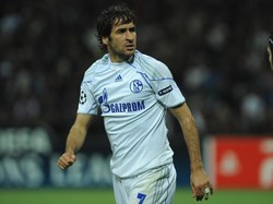 5. Dalam balutan seragam Real Madrid dan kemudian Schalke, Raul Gonzalez tercatat sudah tampil dalam 144 pertandingan Liga Champions termasuk di kualifikasi. Ia pensiun tahun 2015. (Foto: Valerio Pennicino/Getty Images)